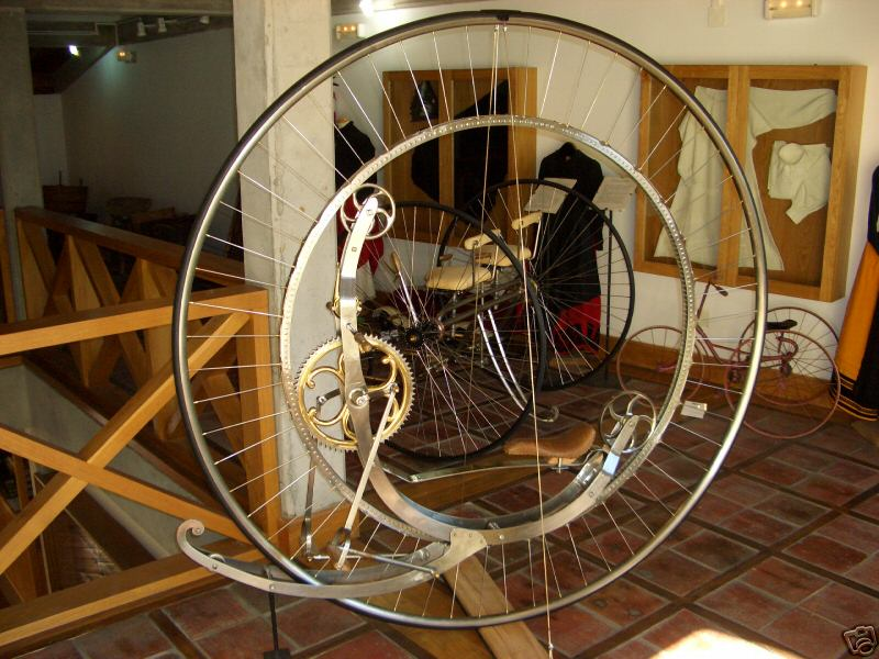 Illustration for article titled 1873 Monocycle Replica Is a Mechanical and Engineering Marvel